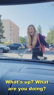 Takto opravdu ne. Cyklisto sesedni z kola před přechodem